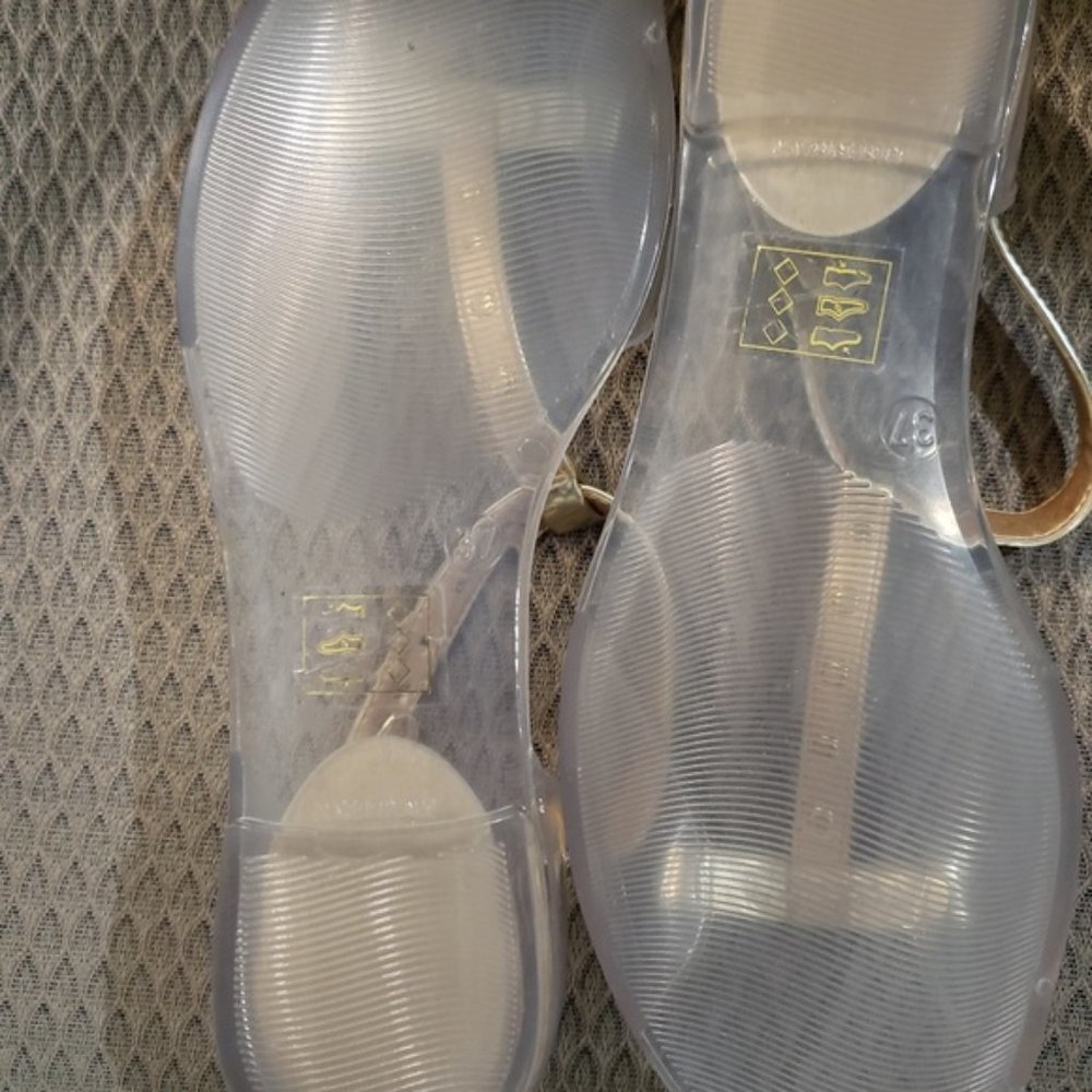 Stuart Weitzman Nifty Sandal. - Picture 4 of 11